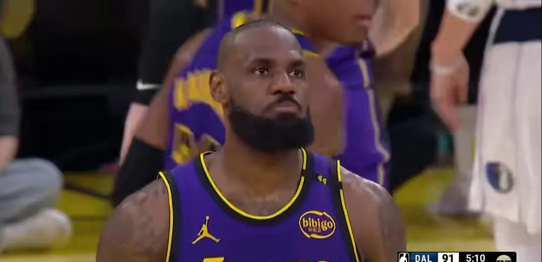 火箭队主场大胜引发球员士气高涨的简单介绍