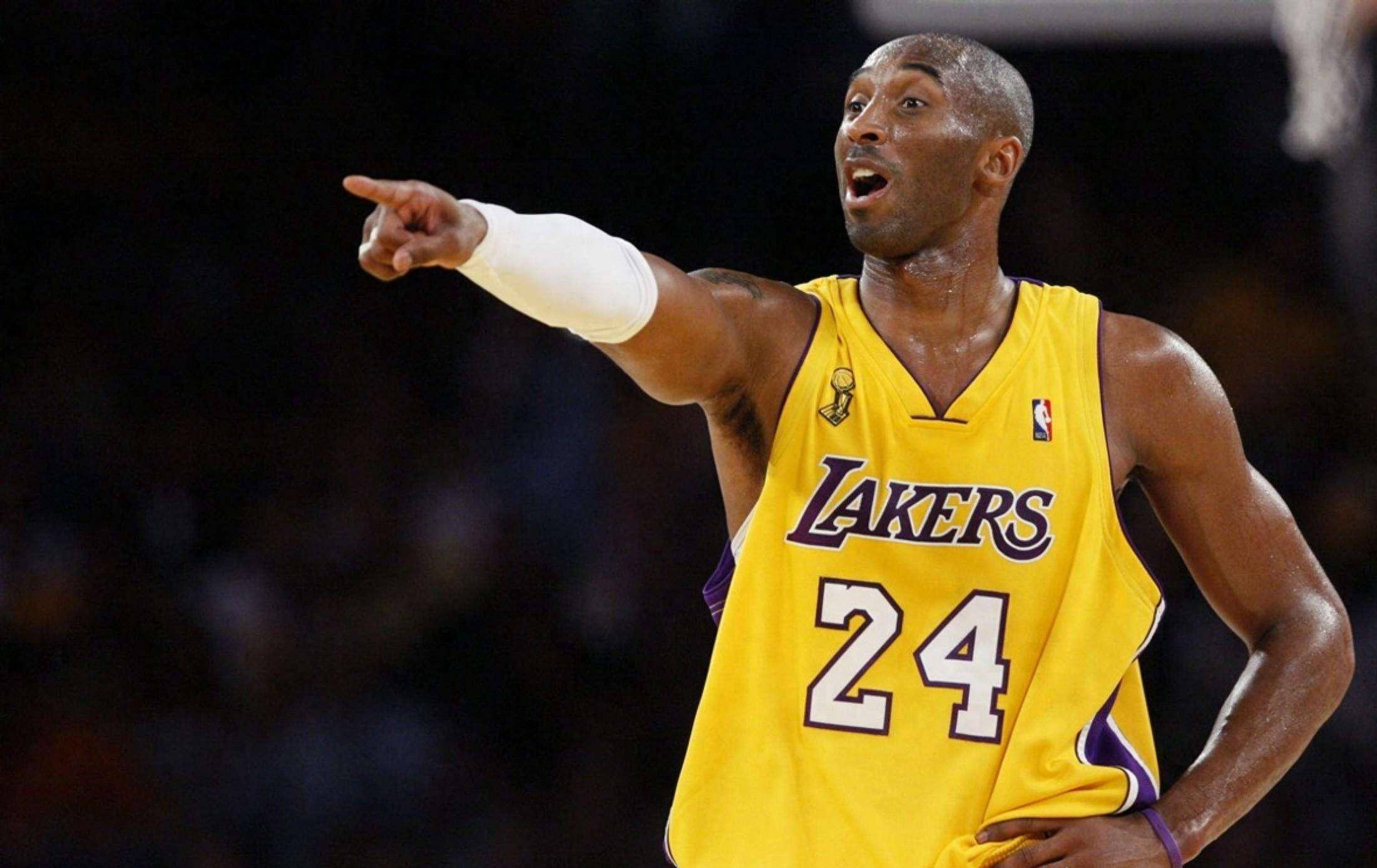 篮球巨星在比赛中创造了令人惊叹的一幕