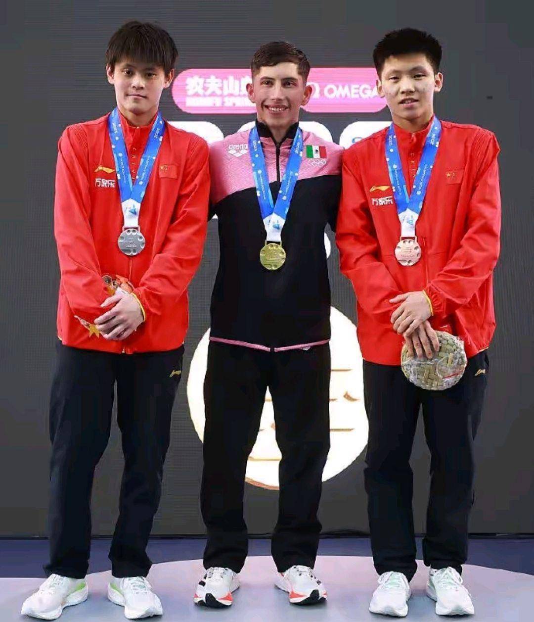 跳水队员合作默契,获得成功 跳水队员合作默契,获得成功