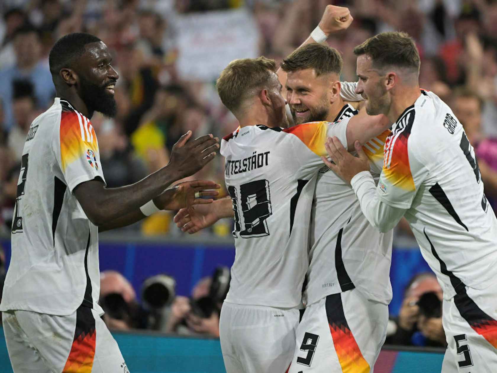 欧洲赛事中引人瞩目的较量，胜者晋级