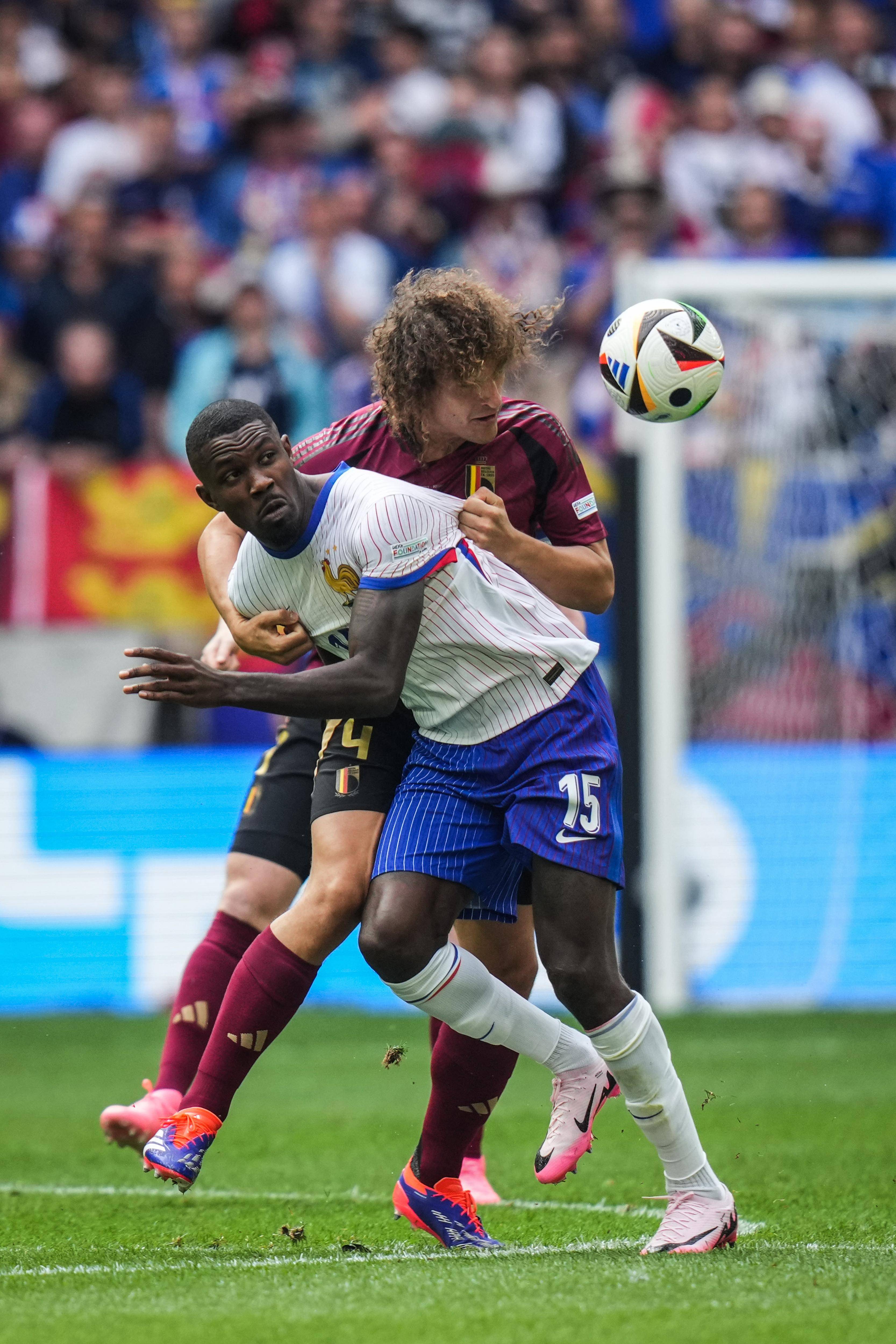 法国赛场混战,各队实力相近竞争激烈 法国赛场混战,各队实力相近竞争激烈