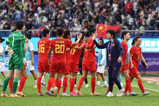 西班牙女排队员勇夺羽毛球双打金牌