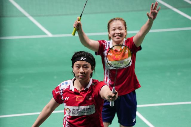 西班牙女排队员勇夺羽毛球双打金牌