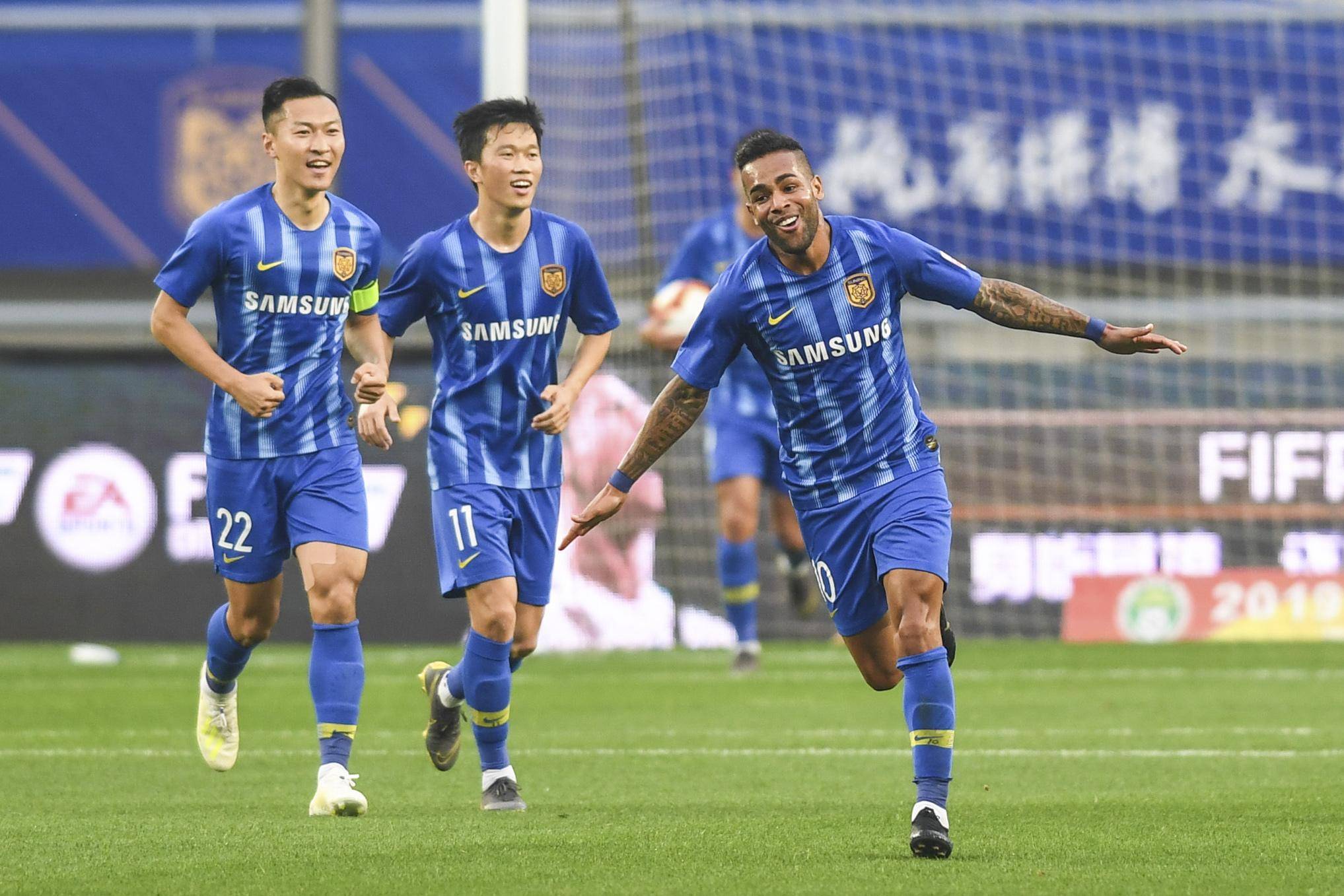 包含江苏苏宁队长赛后露出笑容，信心满满赞扬队友奋战精神的词条