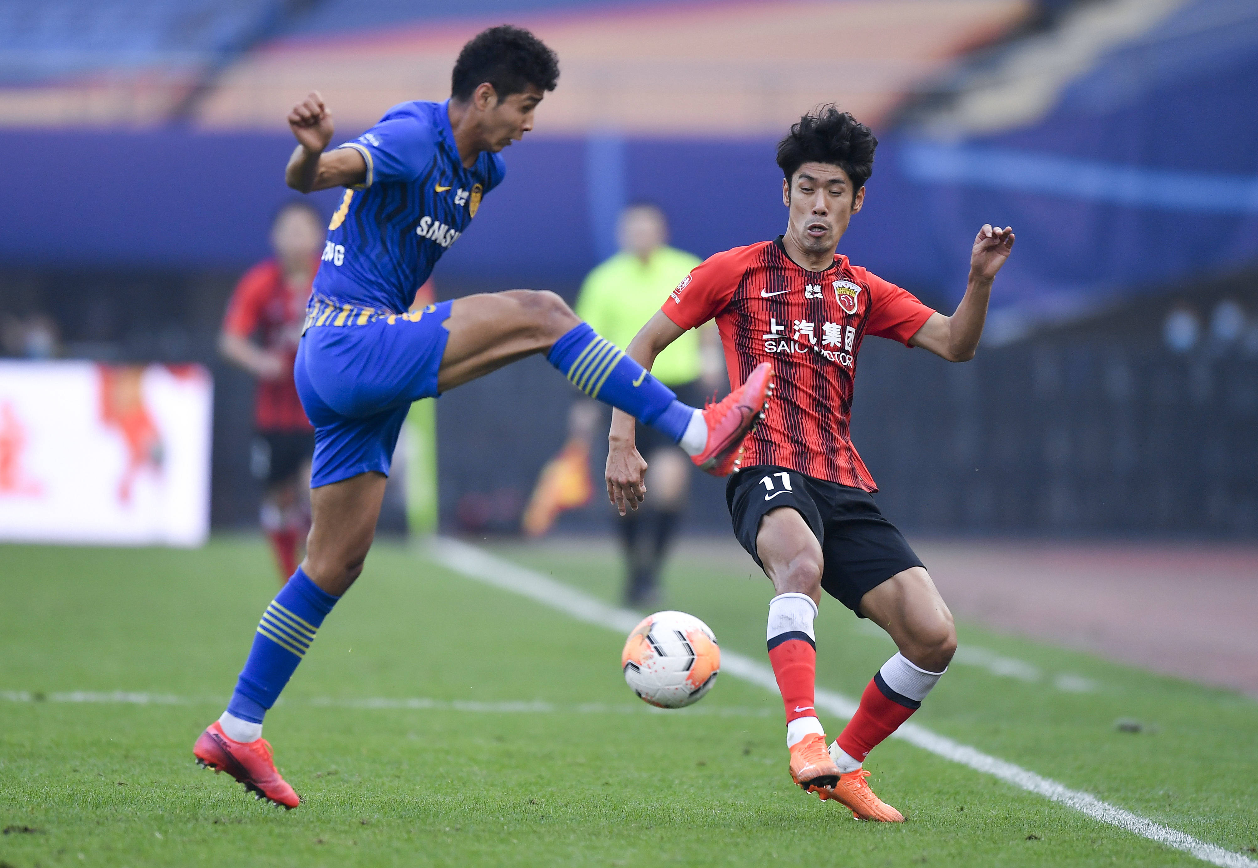 包含江苏苏宁队长赛后露出笑容，信心满满赞扬队友奋战精神的词条