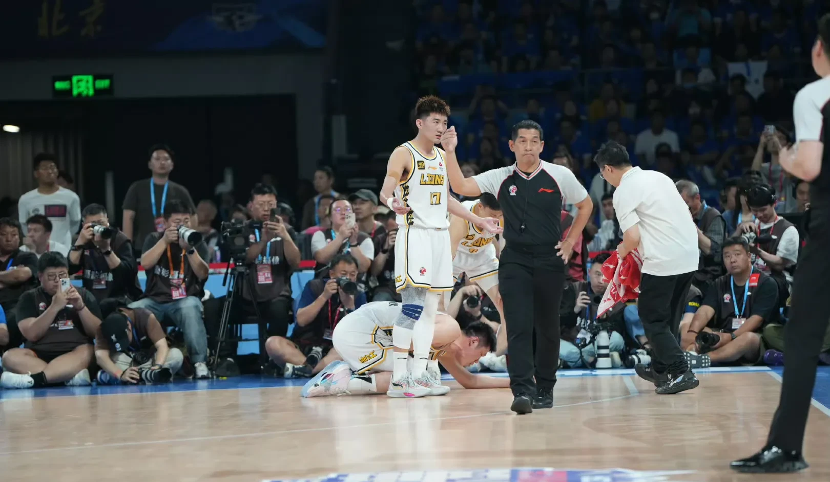 强队争相进攻，场上火药味十足的简单介绍