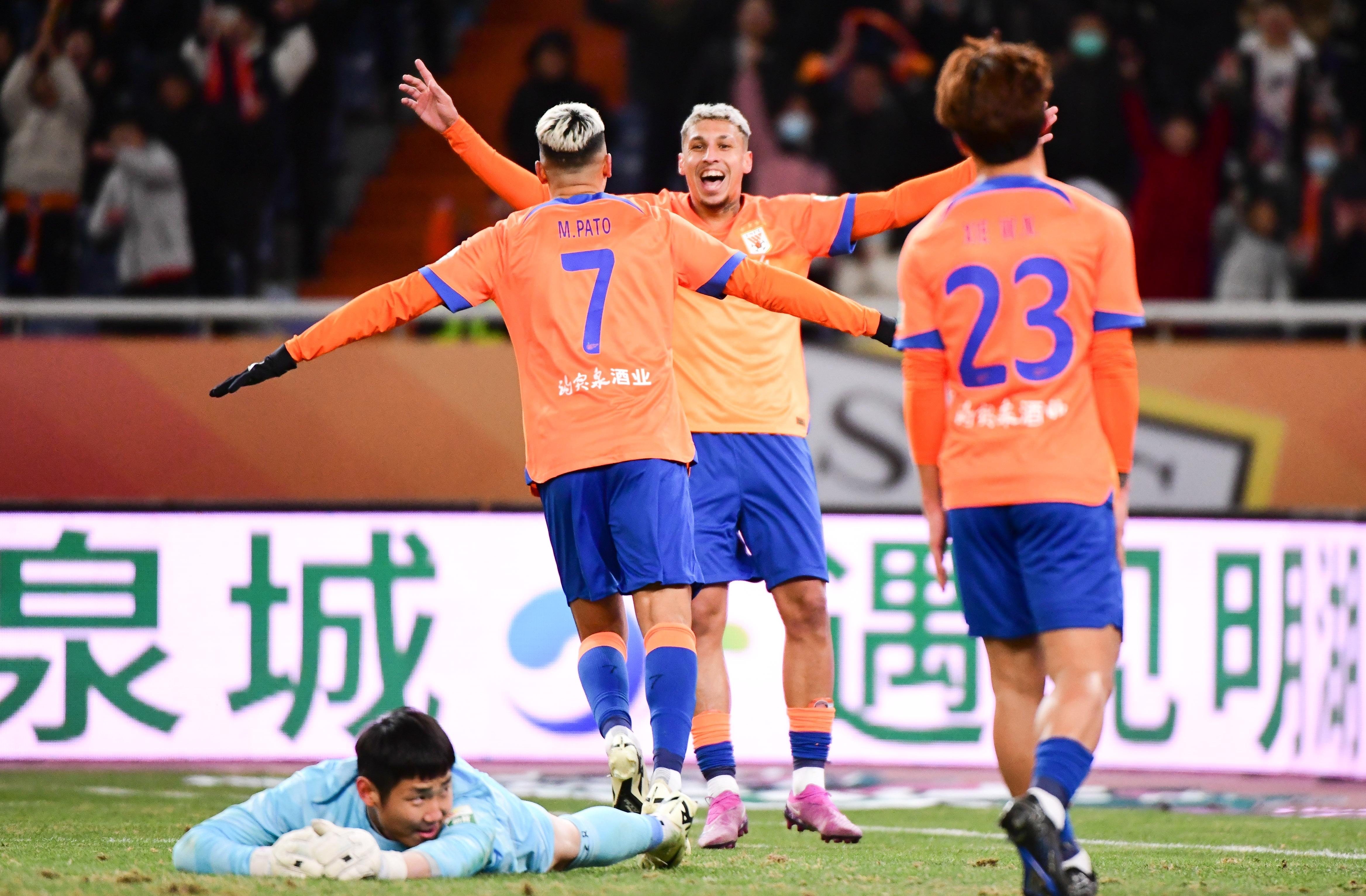 球员出战充满激情,比赛场上充满看点 球员出战充满激情,比赛场上充满看点