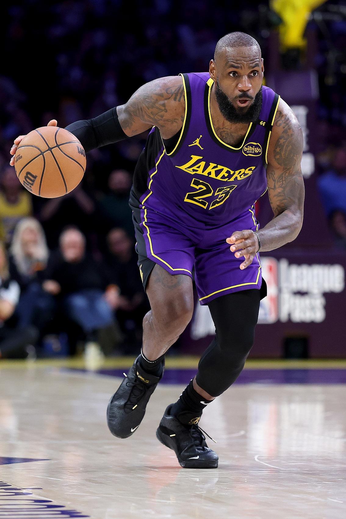 湖人大胜独行侠,詹姆斯状态神勇 湖人大胜独行侠,詹姆斯状态神勇