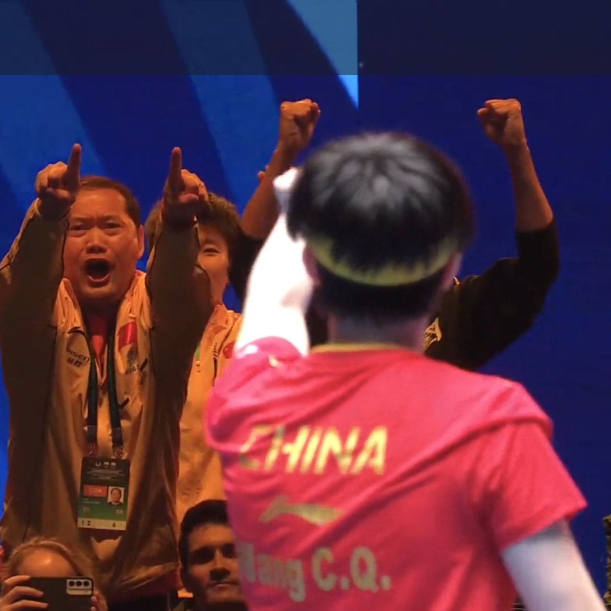 紧张角逐场面火爆，球员全力拼搏争胜的简单介绍